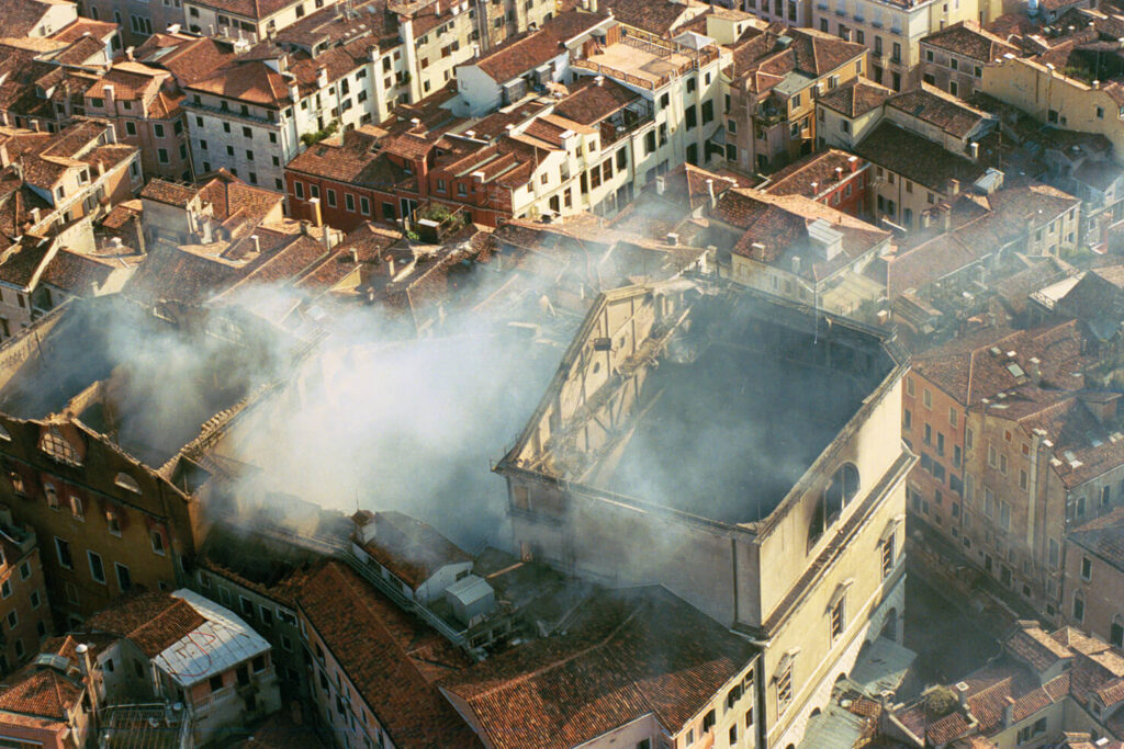 L'incendio devastante che colpì il Teatro La Fenice di Venezia