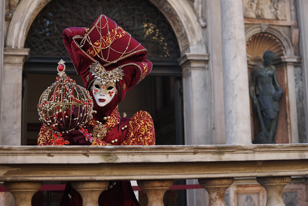 Dal 27 gennaio al 13 febbraio, Venezia diventerà la cornice del suo magnifico Carnevale, trasformandosi in un palcoscenico elegante e coinvolgente, colmo di spettacoli, musica e arte.