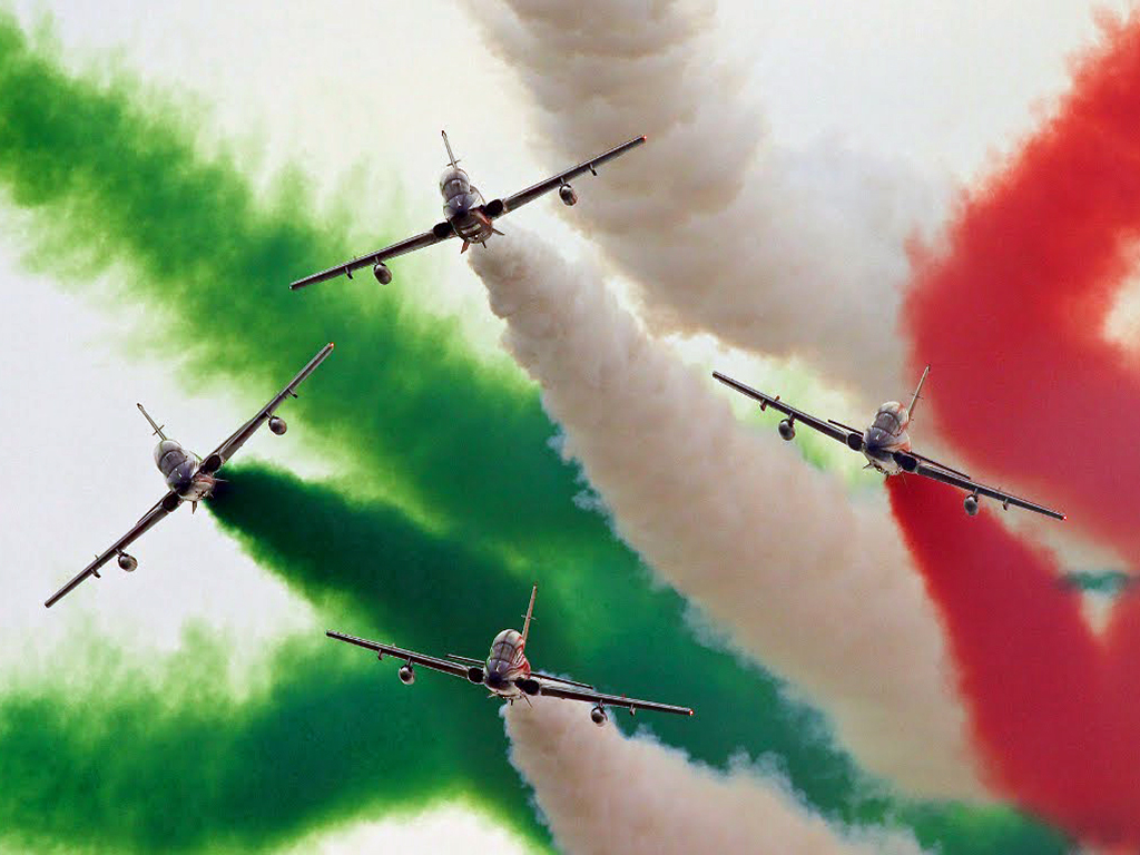 Le Frecce Tricolori dell'aeronautica si esibiscono a Jesolo.