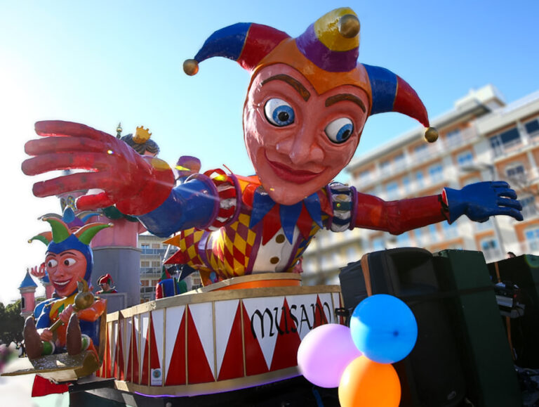La sfilata dei carri allegorici di Carnevale a Jesolo, un evento che richiama migliaia di persone e suscita la sorpresa, la meraviglia e la gioia dei bambini.