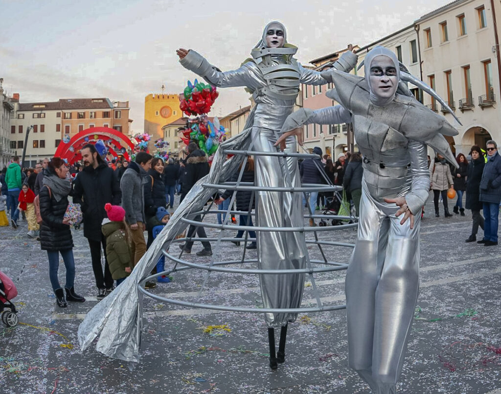 Artisti di strada riempiono di allegria, gioia e meraviglia adulti e piccini durante le celebrazioni del Carnevale di Venezia.