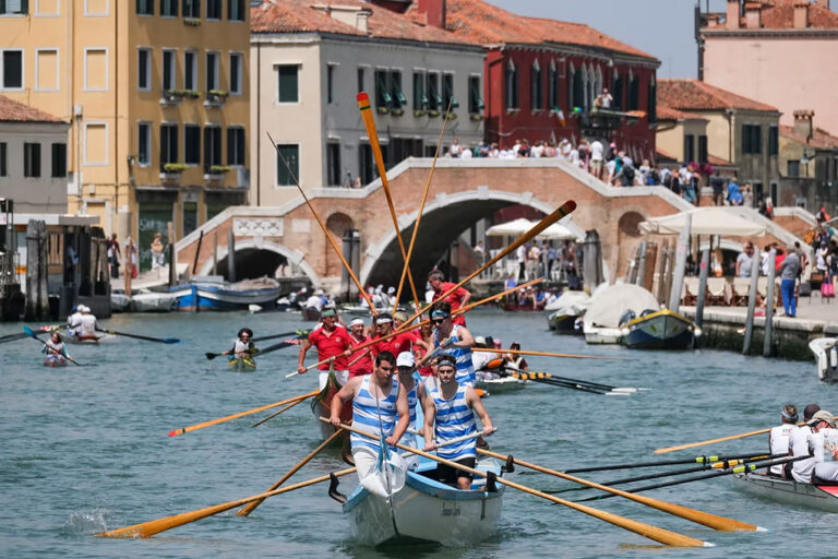 la fantastica Vogalonga di Venezia. Un favoloso corteo di barche, costumi, colori e tantissima gioia.