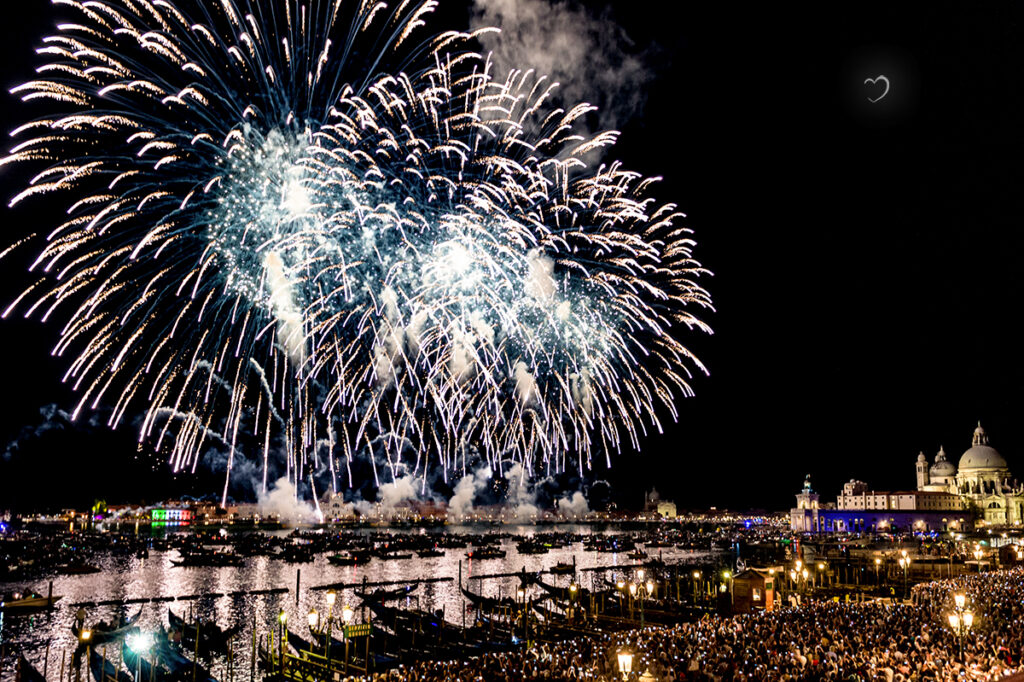 La festa del Redentore a Venezia, una magnifica giornata fra suggestioni, spiritualitÃ  e fuochi d'artificio riflessi dall'acqua.