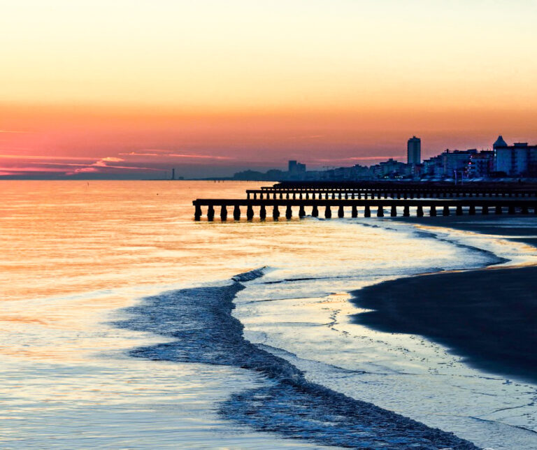 Jesolo possiede una lunghissima spiaggia. Qui puoi davvero fare mille sport, divertirti, rilassarti, incontrare amici e sentire l'essenza della tua vacanza. Vieni all'Hotel germania, fanne la base per i tuoi divertimenti a Jesolo!