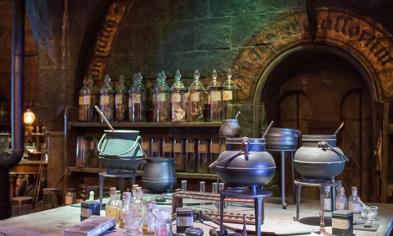 Per le feste di natale e Capodanno a Jesolo scopri la magica bottega degli incantesimi di Harry Potter a Hogwarts! Scegli un appartamento all'Hotel Germania ed esci a divertirti!