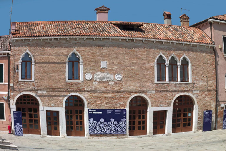 Il Museo del merletto a Burano (Venezia): una magica esperienza con cui arricchire la propria vacanza a Jesolo.