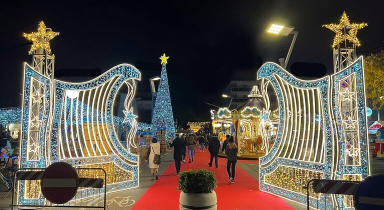 Per le feste di natale e Capodanno a Jesolo visita il Villaggio di Natale con le sue casette illuminate. Scegli un appartamento all'Hotel Germania ed esci a divertirti!