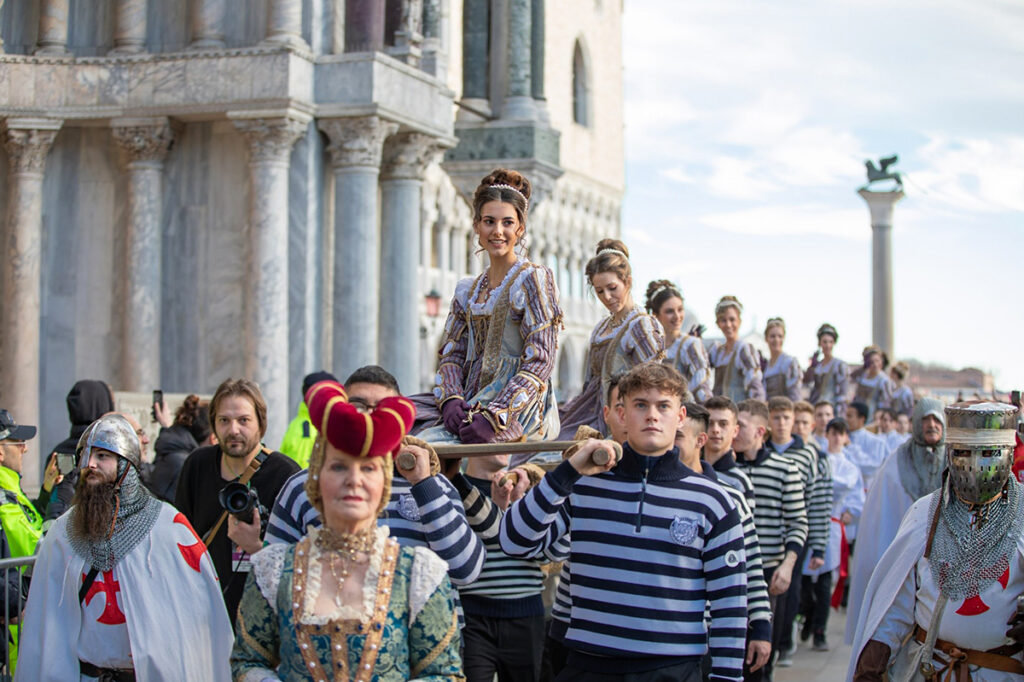 La moderna Festa delle Marie durante il Carnevale di Venezia è un evento spettacolare che riporta in vita un'antica tradizione.