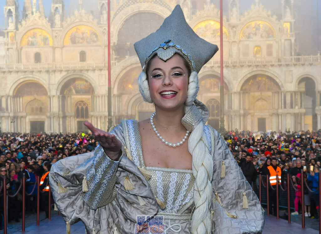 Il 2 febbraio, giorno della purificazione di Maria, dodici fanciulle del popolo scelte a rappresentare tutta la città di Venezia.