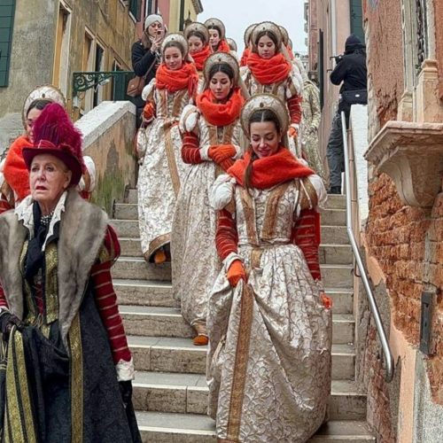 La Festa delle Marie sembrava essere stata istituita per incrementare i matrimoni in una città, Venezia, ancora poco abitata e per dare aiuti a chi si trovava in condizioni economiche disagiate.